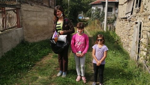 ŽIVE U MEMLI: Tri devojčice Milena (13), Maja (12) i Milica (9) stanuju kod bake i nadaju se novoj kući