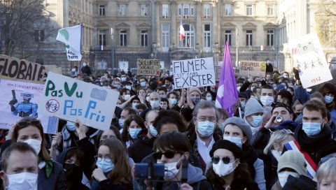 ПОЛИЦИЈА БИЈЕ, ЉУДИ ПРОТЕСТУЈУ: Шта се за викенд дешавало на улицама Француске