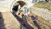 DA POPLAVE JOŠ MANJE KOŠTAJU: Čišćenje korita vranjske reke u neposrednoj blizini čuvenog Belog mosta