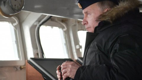 ДА СЕ ЗНА КО ЈЕ ГАЗДА: Русија „постројила” разараче НАТО-а у Црном мору