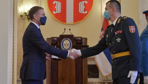 ZASLUŽILI STE PRIZNANJA: Ministar Stefanović uručio odlikovanja zaslužnim pripadnicima Ministarstva odbrane i Vojske Srbije