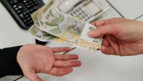 СТИЖЕ НОВАЦ: Сутра исплата по 30 евра пензионерима, а ево када остали грађани могу да очекују паре