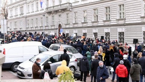 ОТПИС ДУГОВА И ПОМОЋ НАЈУГРОЖЕНИЈИМА: Протест малих привредника испред Министарства
