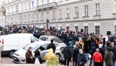 ОТПИС ДУГОВА И ПОМОЋ НАЈУГРОЖЕНИЈИМА: Протест малих привредника испред Министарства