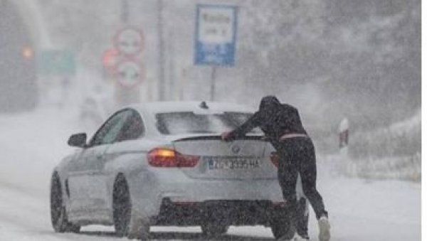 СНЕГ НАПРАВИО ХАОС У ДАЛМАЦИЈИ: Широм Хрватске издата упозорења Метеоаларма - на делу Јадрана бура орканске јачине