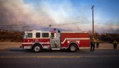 VATRENA STIHIJA TUTNJI AMERIKOM: Evakuisano 25.000 ljudi, 500 vatrogasaca u borbi sa plamenom! (FOTO)