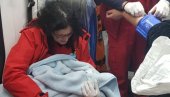 BEBA JOJ JE BUKVALNO ISPALA IZ STOMAKA: Janićijevići nisu ni znali da čekaju prinovu, mališan rođen u dnevnoj sobi (FOTO)