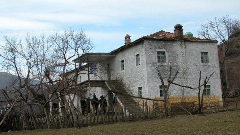 POKUŠAVAJU DA OPERU ŽUTU KUĆU: Albanija osporava strahovite zločine koje je otkrio Dik Marti u svom izveštaju (FOTO)