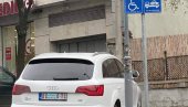 IMA LI KRAJA BAHATOSTI: Audi se parkirao na mestu za invalide, od Oka se sakrio maskom (FOTO)