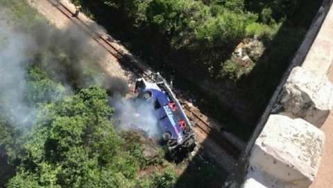 СТРАШНА НЕСРЕЋА У БРАЗИЛУ: Аутобус слетео са надвожњака, најмање 10 погинулих (ВИДЕО)