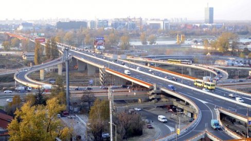 ДРАМА НА ГАЗЕЛИ: Мушкарац прескочио заштитну ограду и претио да ће се бацити са моста - полиција спречила трагедију