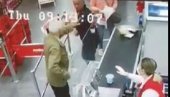 SNIMAK TUČE PENZIONERA POSTAO HIT U REGIONU: Starci se pesničili kod kase, dok se ceo supermarket smejao (VIDEO)