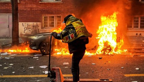 ХАОС НА УЛИЦАМА ПАРИЗА: Нереди ескалирали - горе аутомобили, полиција испалила сузавац (ФОТО/ВИДЕО)