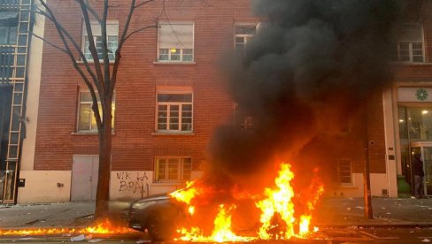 PAKLENA NOĆ U PARIZU: Policajce zasuli molotovljevim koktelima, gore banke i automobili u Parizu (FOTO/VIDEO)
