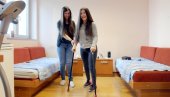 УСТАJЕМО ЈАЧЕ ПОСЛЕ ПАДА: Близнакиње Марина и Марта Николић, упркос церебралној парализи, живе саме у београдском студенском дому
