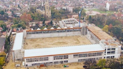 РЕФЛЕКТОРИ ПОСТАВЉЕНИ: Ускоро се завршавају радови на најмодернијем стадиону у Србији (ВИДЕО)