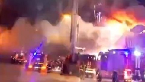 ВЕЛИКИ ПОЖАР У РУСИЈИ: Ватра букнула у радњи за пиротехнику, гори 3.000 квадратних метара тржног центра (ВИДЕО)