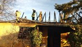 IZGOREO I KROV, OD DOMA OSTALI - ZIDOVI: Varnica buknula kod zamrzivača, Jankovi se jedva spasli iz požara! (FOTO)