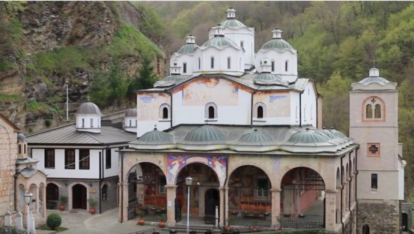 СПРЕЧЕНО ФАЛСИФИКОВАЊЕ ИСТОРИЈЕ: Српски светитељи и владари поново у манастиру у Македонији