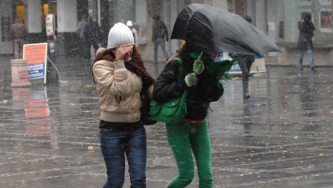 ДАНАС И ДО 23 СТЕПЕНА, ВЕЋ СУТРА ПОВРАТАК ЗИМЕ: Циклон стиже у Србију - очекују се и олујни удари ветра