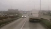 СВА СИЛА ОРКАНСКОГ ВЕТРА НА СНИМКУ ИЗ НОВОГ САДА: Заноси камион у страну - па одува све са приколице (ВИДЕО)