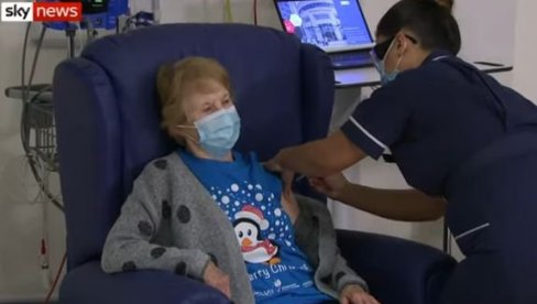 БАКА (90) ПРВА НА СВЕТУ ПРИМИЛА ФАЈЗЕРОВУ ВАКЦИНУ: Велика Британија започела вакцинацију против ковида-19 (ВИДЕО)