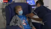 БАКА (90) ПРВА НА СВЕТУ ПРИМИЛА ФАЈЗЕРОВУ ВАКЦИНУ: Велика Британија започела вакцинацију против ковида-19 (ВИДЕО)