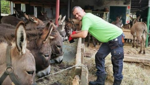 „СВЕ НЕОПРАНО И СВЕ МИРИШЕ НА ЊЕГА“: Фарма магараца продаје одећу коју је Сергеј Трифуновић носио – чизме, чарапе и рукавице гратис