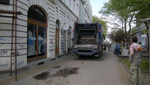САОБРАЋАЈКА У ЦЕНТРУ КИКИНДЕ: Камион комуналне фирме ударио старицу, превезена у болницу
