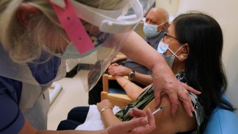 ПОЛИЦИЈА ИНТЕРВЕНИШЕ НА ПУНКТОВИМА ЗА ВАКЦИНАЦИЈУ: Хаос у Италији, људи појурили на имунизацију преко реда