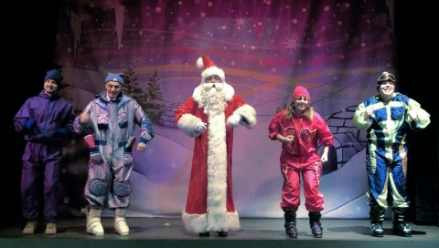 ЗАЉУБЉЕНИ СНЕШКО С ДЕЦОМ У ПУЖУ: Уз представу и поклони за најмлађе