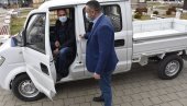 RADE I NA SPREČAVANJU ŠIRENJA KOVIDA 19: Predsednik opštine Gračanica donirao JKP “Ekologija” kombi vozilo