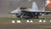 UNIŠTEN LOVAC OD 75 MILIONA DOLARA: Tragedija izbegnuta za dlaku - Piloti se katapultirali, FA-18F Super Hornet se sam zaustavio (VIDEO)