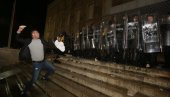 HAOS U TIRANI ZBOG POLICIJSKOG UBISTVA MLADIĆA: Demonstranti pokušali da uđu u zgradu vlade, sukobi sa policijom (FOTO)