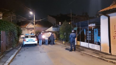 VELIKI BROJ POLICAJACA: Evo šta se trenutno dešava ispred kuće u kojoj je pronađena mrtva baka Coka (FOTO)
