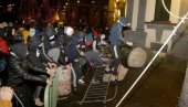 НЕРЕДИ У АЛБАНИЈИ: Бачен сузавац, полиција користи водене топове, министар поднео оставку (ВИДЕО)