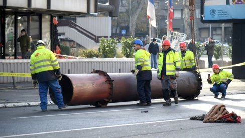 ТОНУ И ПО СКИНУЛИ СА 22. СПРАТА: Са зграде Градске управе у Краљице Марије демонтиран сегмент димњака
