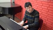 ULIČNI KONCERT  ZA BOLESNU DECU: Humana inicijativa profesora muzike iz Požarevca Predraga Paunovića