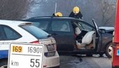 TEŠKA SAOBRAĆAJKA KOD ZAJEČARA: Vatrogasci izvlače vozača iz smrskanog automobila (FOTO SA MESTA NESREĆE)