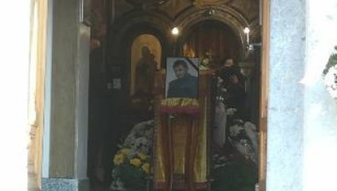 ОПЕЛО ЗА ГЛУМАЧКОГ ВЕЛИКАНА: Тикина удовица поред сандука прима саучешћа, туга и бол на Новом гробљу (ФОТО/ВИДЕО)