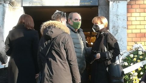 БИЉА КРСТИЋ СЕ ОПРАШТА ОД БИВШЕГ СУПРУГА: Последња пошта Тики Арсићу, окупили се колеге и пријатељи (ФОТО/ВИДЕО)