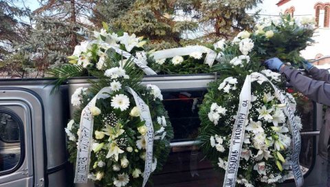 КРЕНУЛА ЈЕ ТУЖНА ПОВОРКА: Ковчег окићен венцима, мук и туга због Тике Арсића (ФОТО/ВИДЕО)