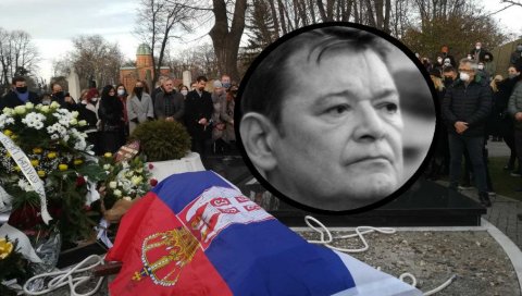 ТИКА АРСИЋ ИСПРАЋЕН УЗ ТАМО ДАЛЕКО: Ковчег прекривен српском заставом, изгубили смо великог уметника и сјајног човека (ФОТО)