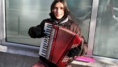 ZARADIM DŽEPARAC I RAZVESELIM LJUDE: Milanče Šimunović (18) iz Boljevca zimi muzicira po okolnim gradovima