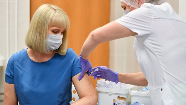ВАКЦИНА ЗБЛИЖАВА ЛОНДОН И МОСКВУ: Ускоро почињу испитивања комбиноване руско-британске вакцине