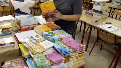 SKUPLJE KNJIGE ZA OSNOVCE: Stižu ponude za kupovinu udžbenika za narednu školsku godinu,  cena kompleta veća do 2.000 dinara