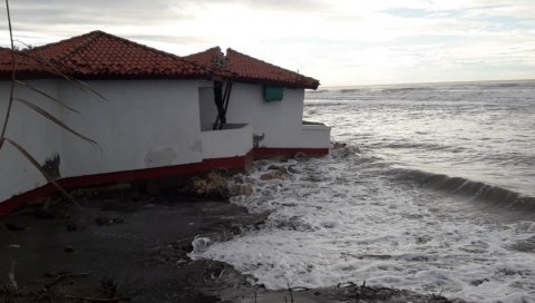ДОК СЕ ЧЕКАЈУ ПРОЦЕДУРЕ: Море уништава туристичко угоститељске објекте на Ади Бојани