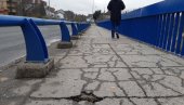 МОСТ ОПАСАН ЗА ПЕШАКЕ: Пешачки део надвожњака код потока Париповац у лошем стању, чека се поправка