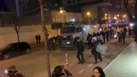 КАМЕНИЦЕ, СУЗАВЦИ, ВОДЕНИ ТОПОВИ И НОВА ХАПШЕЊА: Настављени протести у Тирани, демонстранти траже правду због убиства младића(ФОТО+ВИДЕО)
