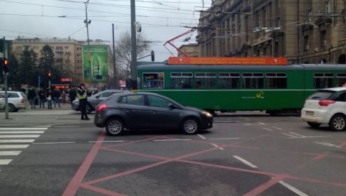 GUŽVA U CENTRU BEOGRADA: Tramvaj se pokvario i napravio haos! (FOTO)